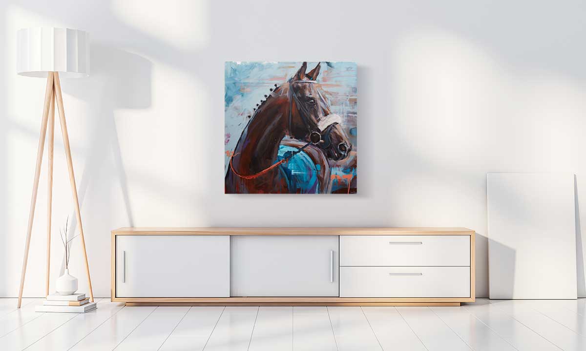 Pferdeportrait von Hartmut Hellner, Leinwanddruck eines Pferdeportraits in einem modernen Wohnzimmer