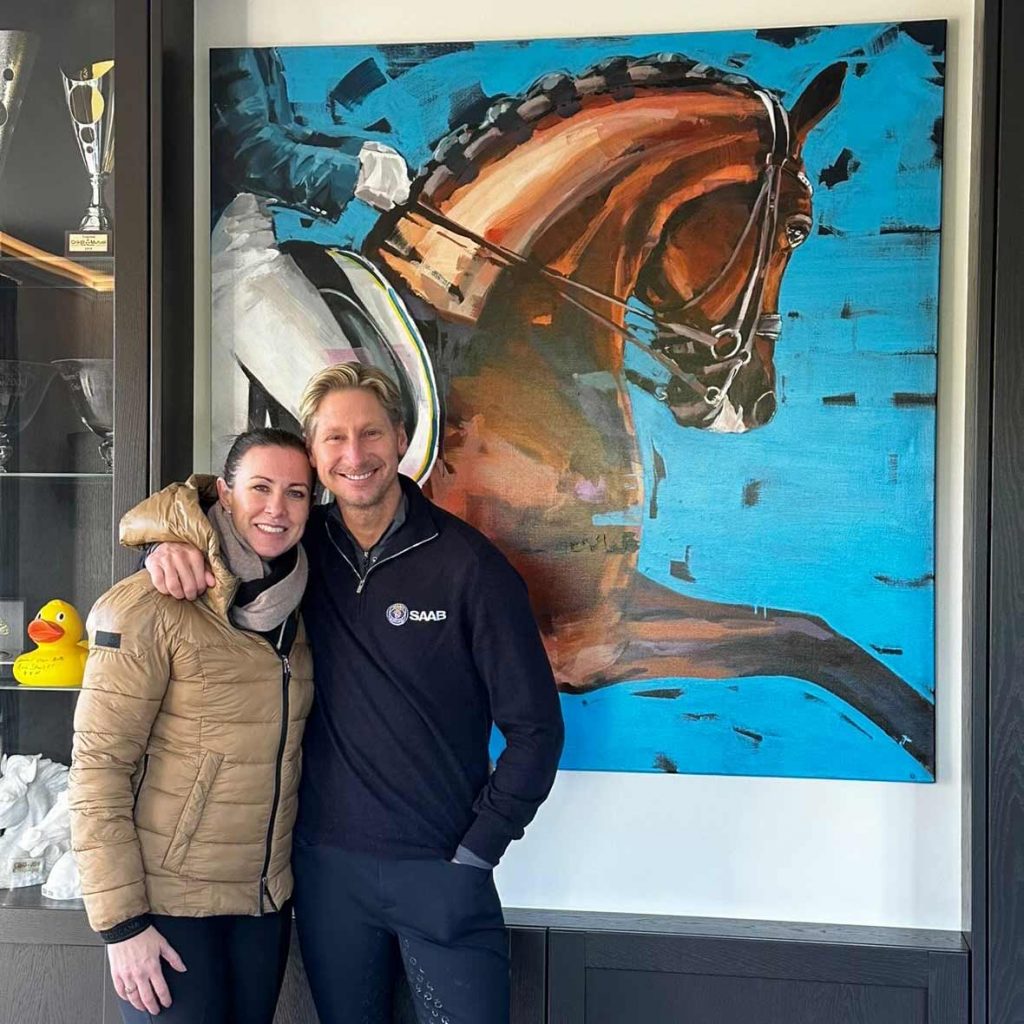 Lyndal Oatley und Patrick Kittel vor ihrem Porträt von Touchdown, gemalt von dem Pferdemaler Hartmut Hellner